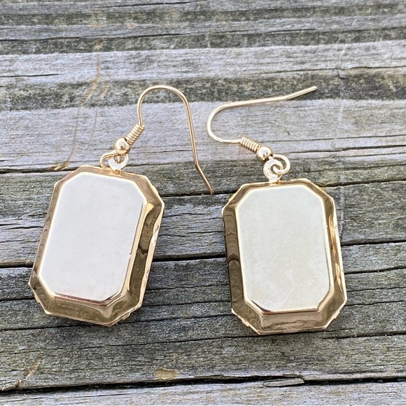 Black faux stone drop earrings gold tone lightweight new - Picture 3 of 5